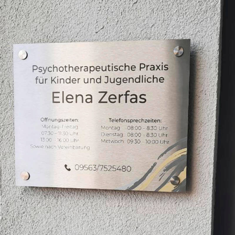 Schild einer psychotherapeutischen Praxis für Kinder und Jugendliche mit Kontaktdaten.